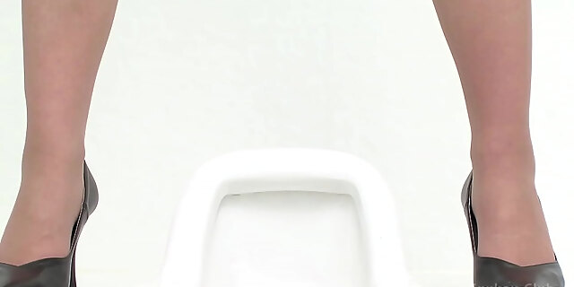 pissing,toilet