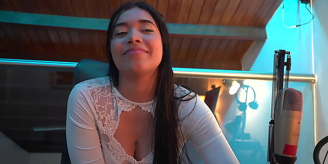 brunette,fingering,latina,masturbation