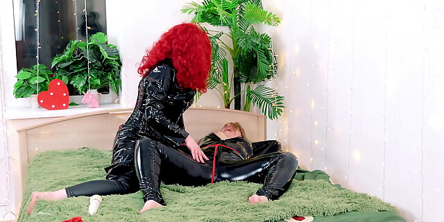 boobs,dominatrix,fetish,latex,leather,lesbian,milf,mistress,model,pussy,rough,sex